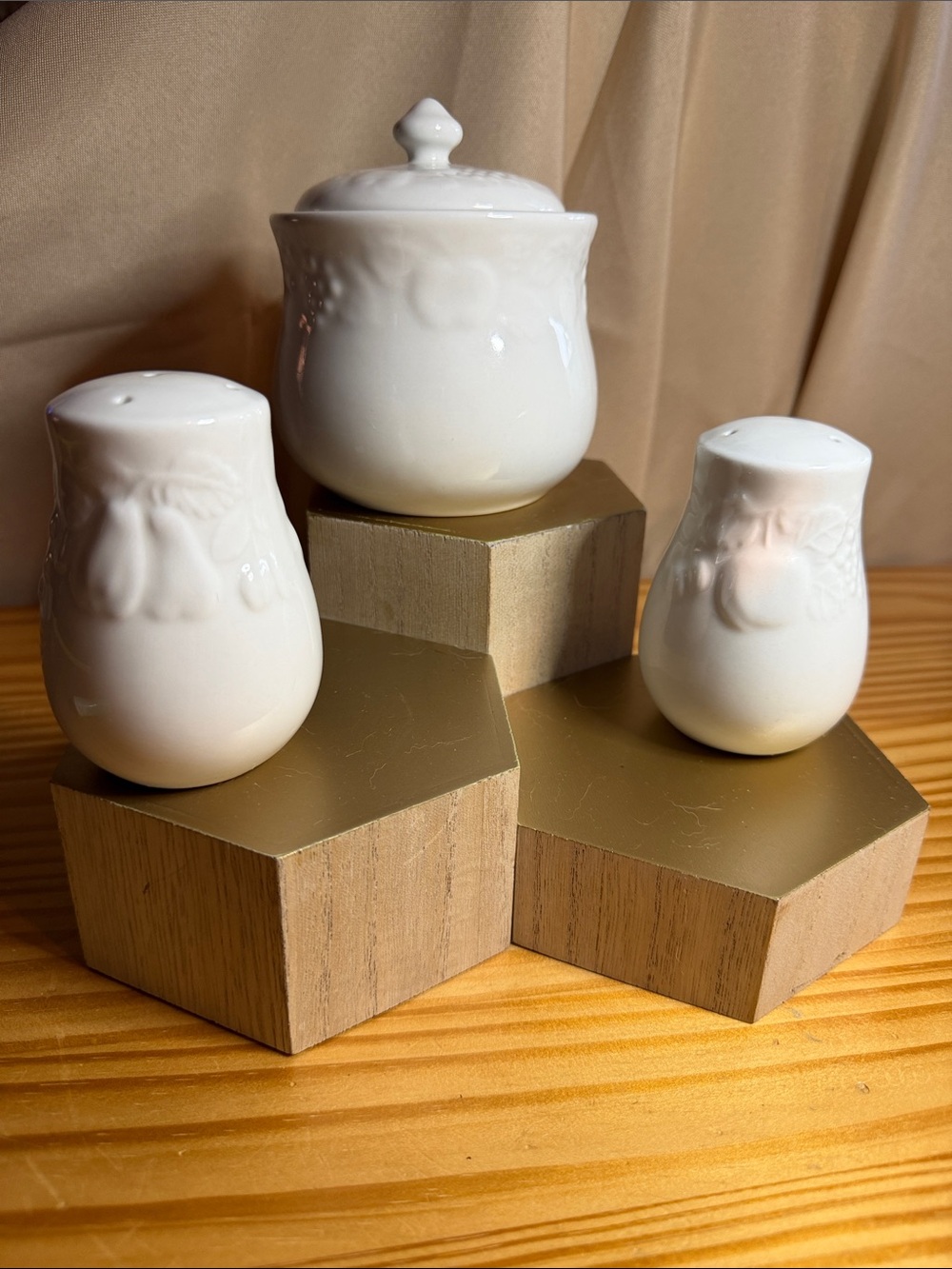 Vintage Gibson White Ceramic Sugar Bowl & Salt/Pepper Shaker Set Fruit de Blanc